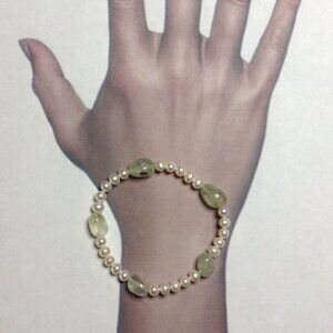 Freshwater Pearl and oval Green Prehnite Beads Stretch Bracelet.